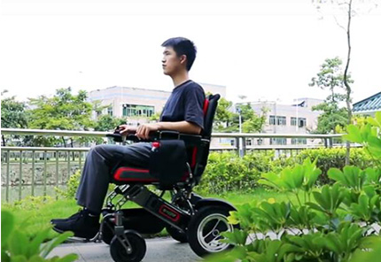 軽量電動折りたたみ車椅子-yattll YE200 | 屋外ドライビング体験 |